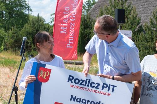 Zdjęcie przedstawia uroczyste wręczenie nagród w Loterii PIT 2023 w Pruszczu Gdańskim